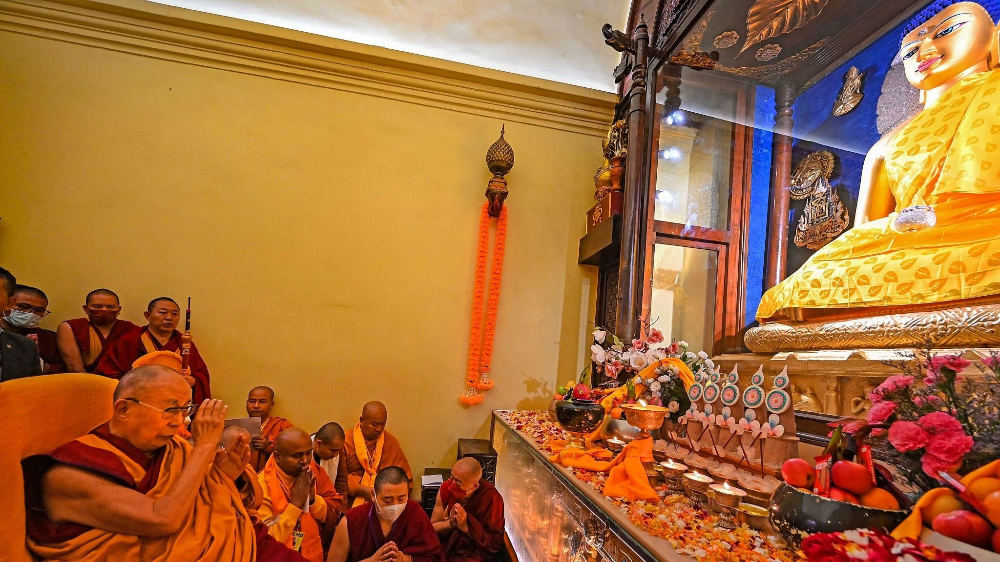 <div class="paragraphs"><p>Dalai lama offers prayers at Mahabodhi temple on Dec 16.</p></div>