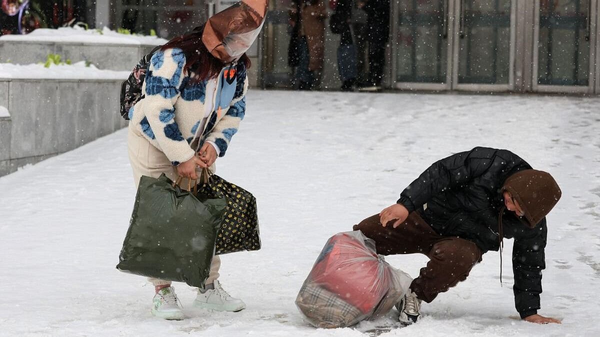 <div class="paragraphs"><p>A man falls on a slope amid snowfall in Beijing, China.</p></div>