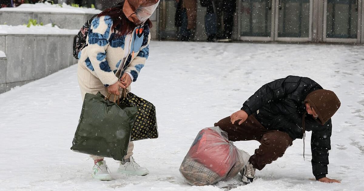 Beijing suspends tourism operations in mountainous areas after heavy blizzard Beijing suspends tourism operations in mountainous areas after heavy blizzard