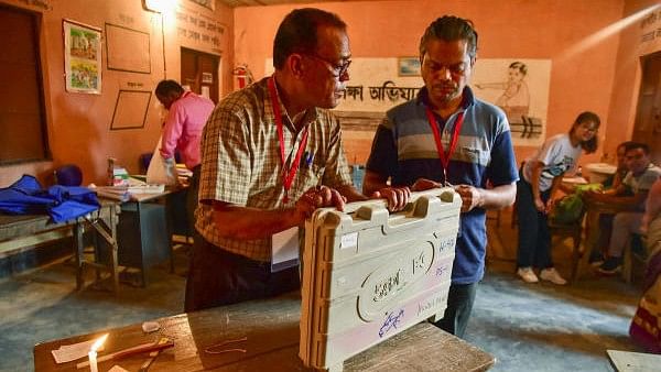 <div class="paragraphs"><p>Representative image showing  officials seal an Electronic Voting Machine (EVM) at a polling centre. </p></div>