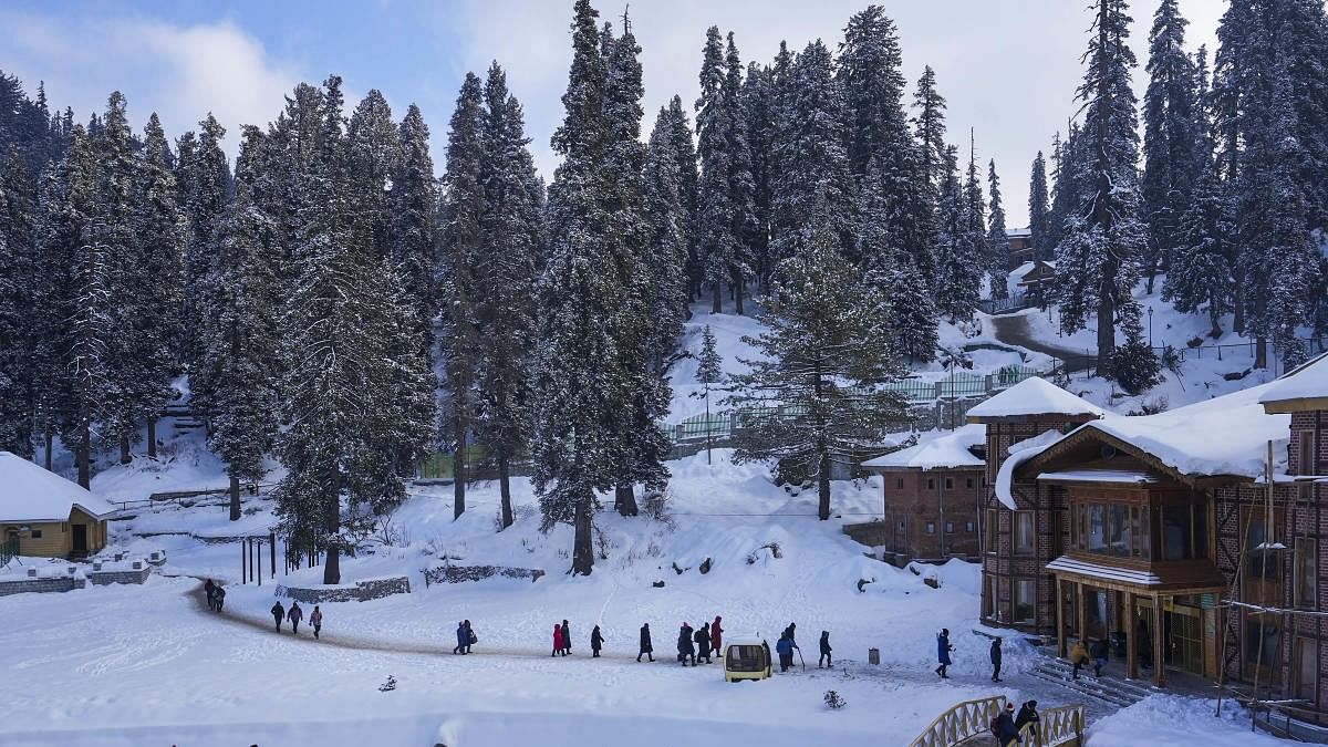 <div class="paragraphs"><p>Tourists at snow-laden valley on the eve of New Year 2023, in Gulmarg, Jammu and Kashmir.</p></div>