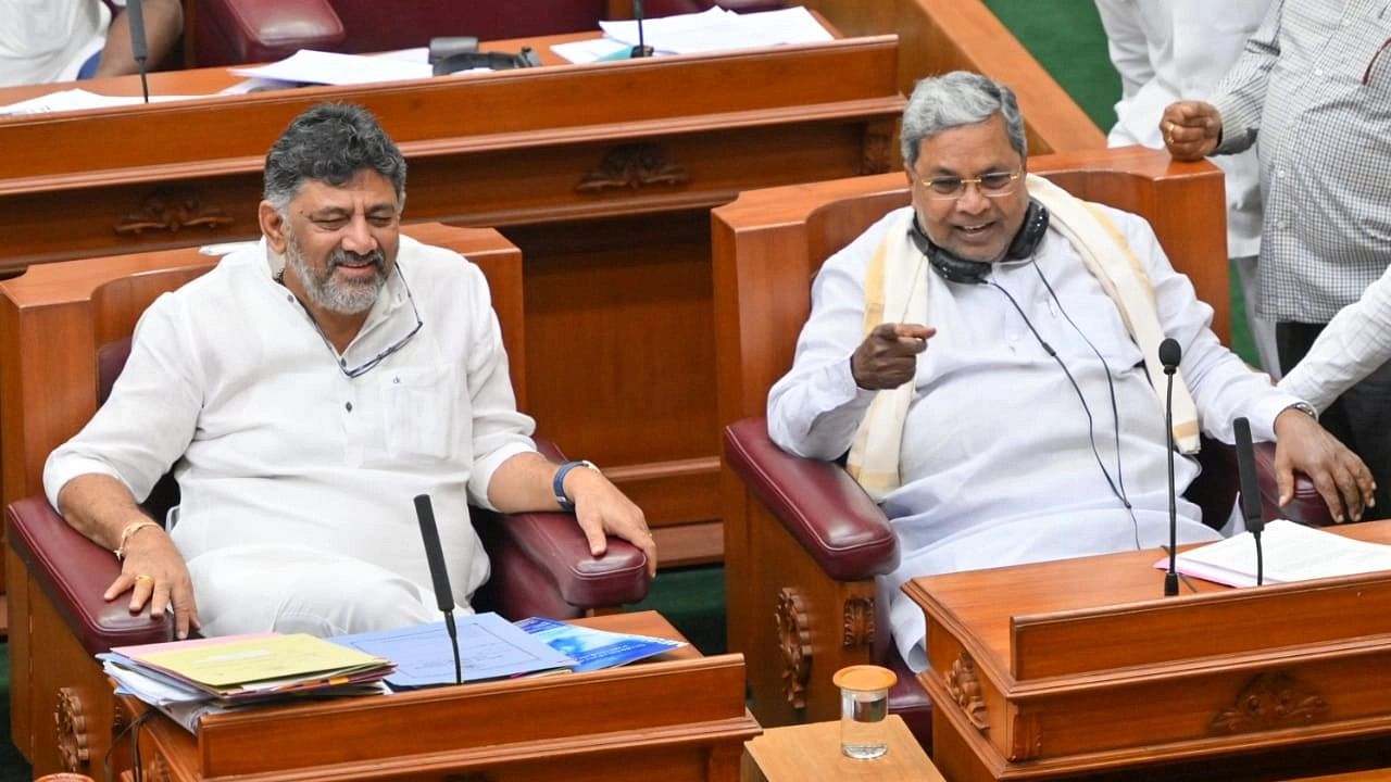 <div class="paragraphs"><p>Chief Minister Siddaramaiah (R) and his deputy D K Shivakumar (L) in Belagavi.</p></div>