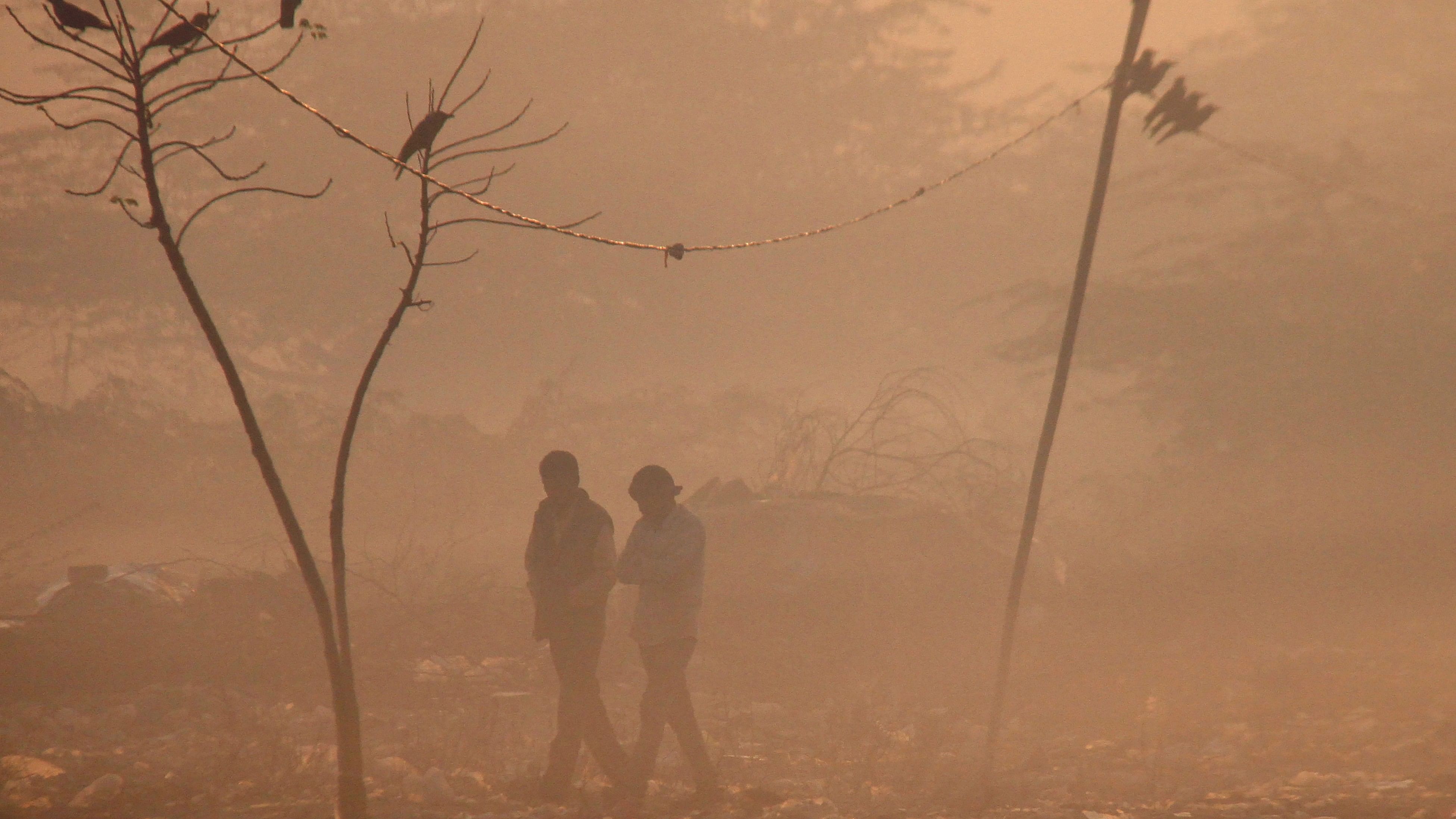 <div class="paragraphs"><p> Pedestrians during a cold and foggy winter morning, in Gurugram.</p></div>