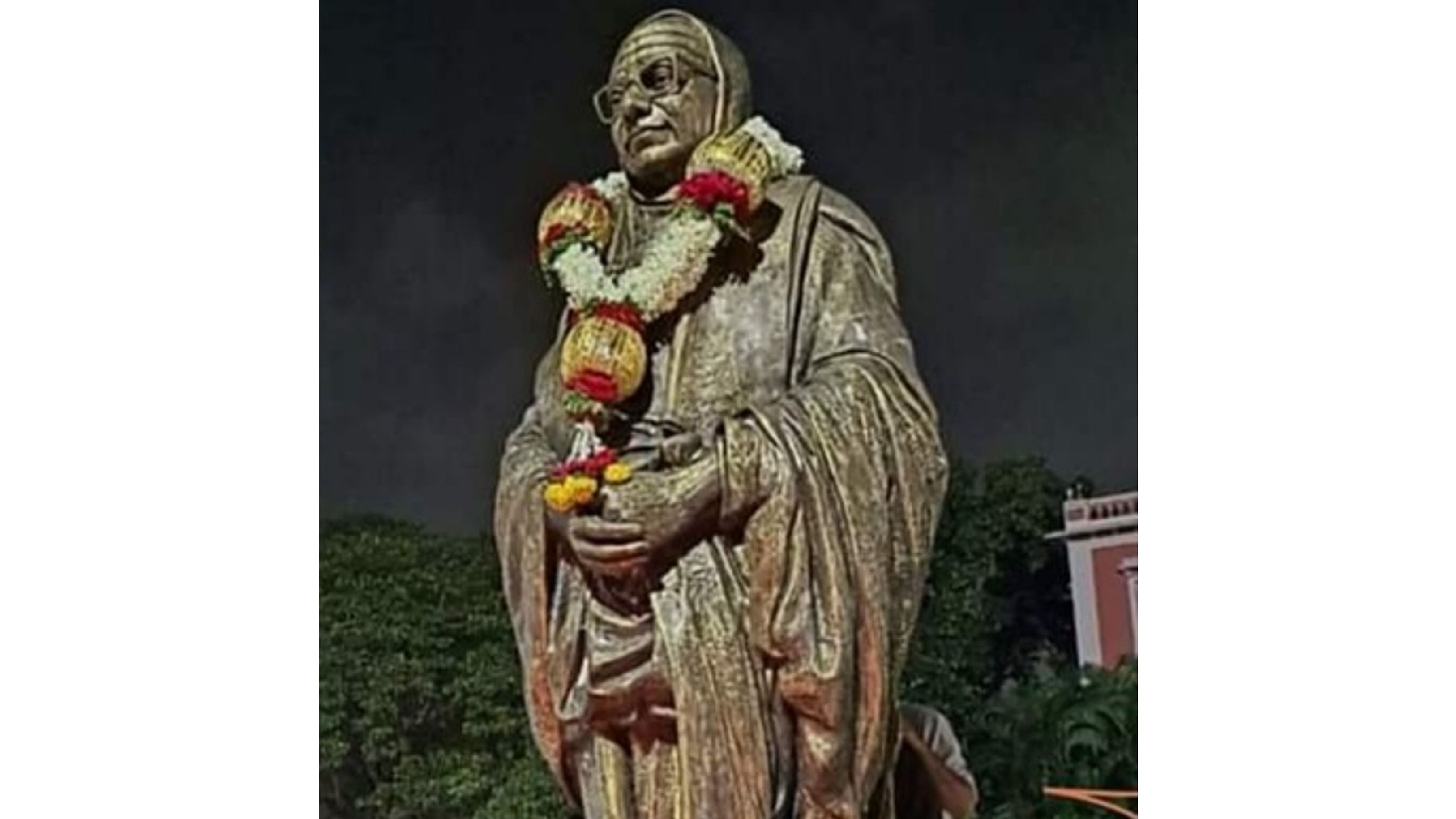 <div class="paragraphs"><p>The statue of Shivaratri Rajendra Swami at Gun House Circle, in Mysuru.</p></div>