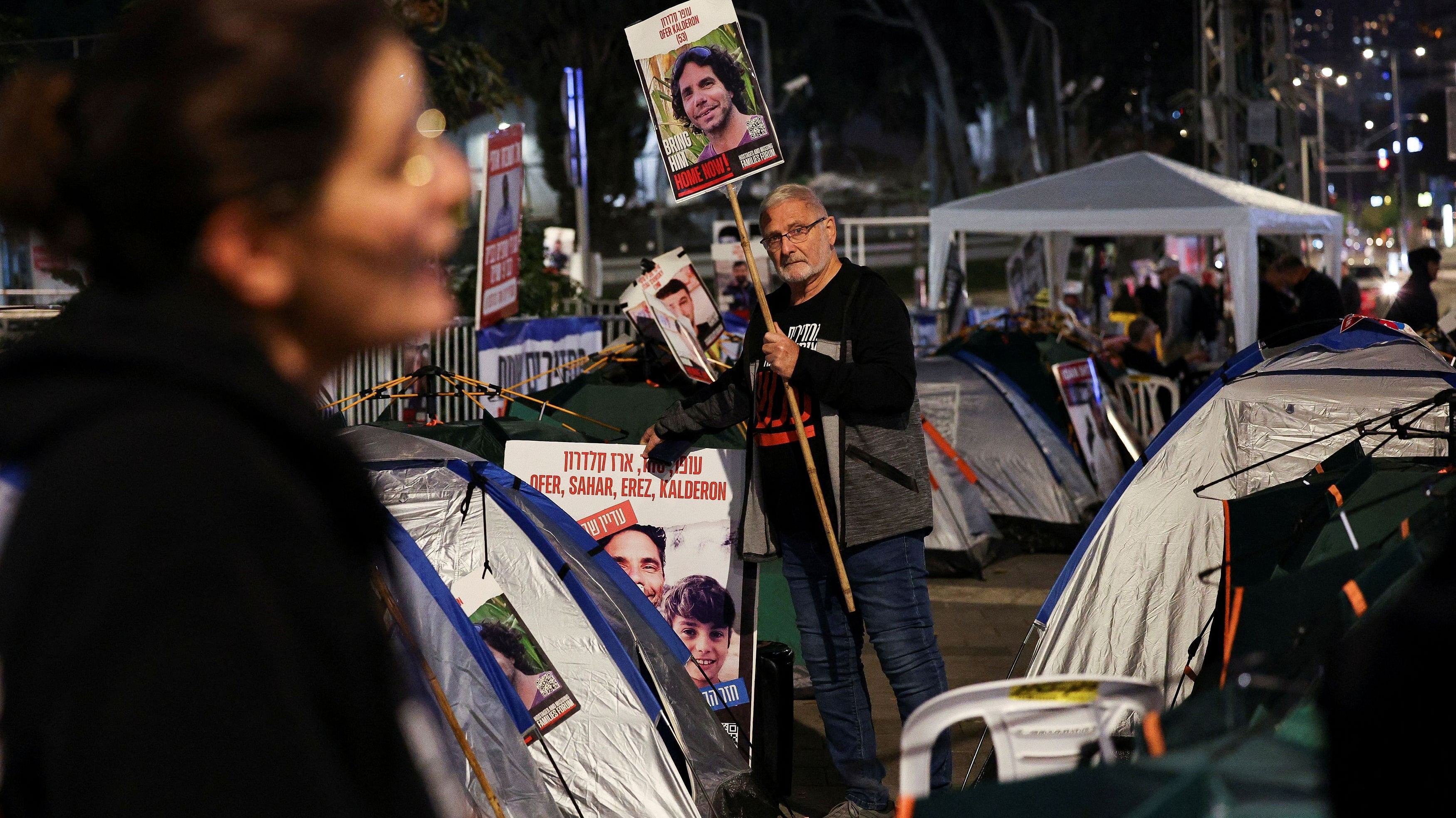 <div class="paragraphs"><p>Families of hostages outside the Kirya, which houses the Israeli Ministry of Defense, in order to call for the release of hostages kidnapped by Hamas.</p></div>