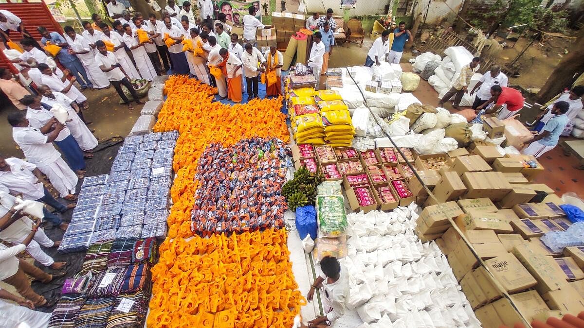 <div class="paragraphs"><p>Distribution of flood relief materials in Madurai.</p></div>