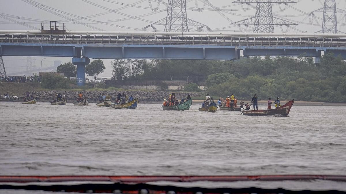 <div class="paragraphs"><p>Rescue officials conduct a cleaning operation after an oil spill in the Bay of Bengal off the Ennore Creek area in the aftermath of Cyclone Michaung, in Chennai.</p></div>