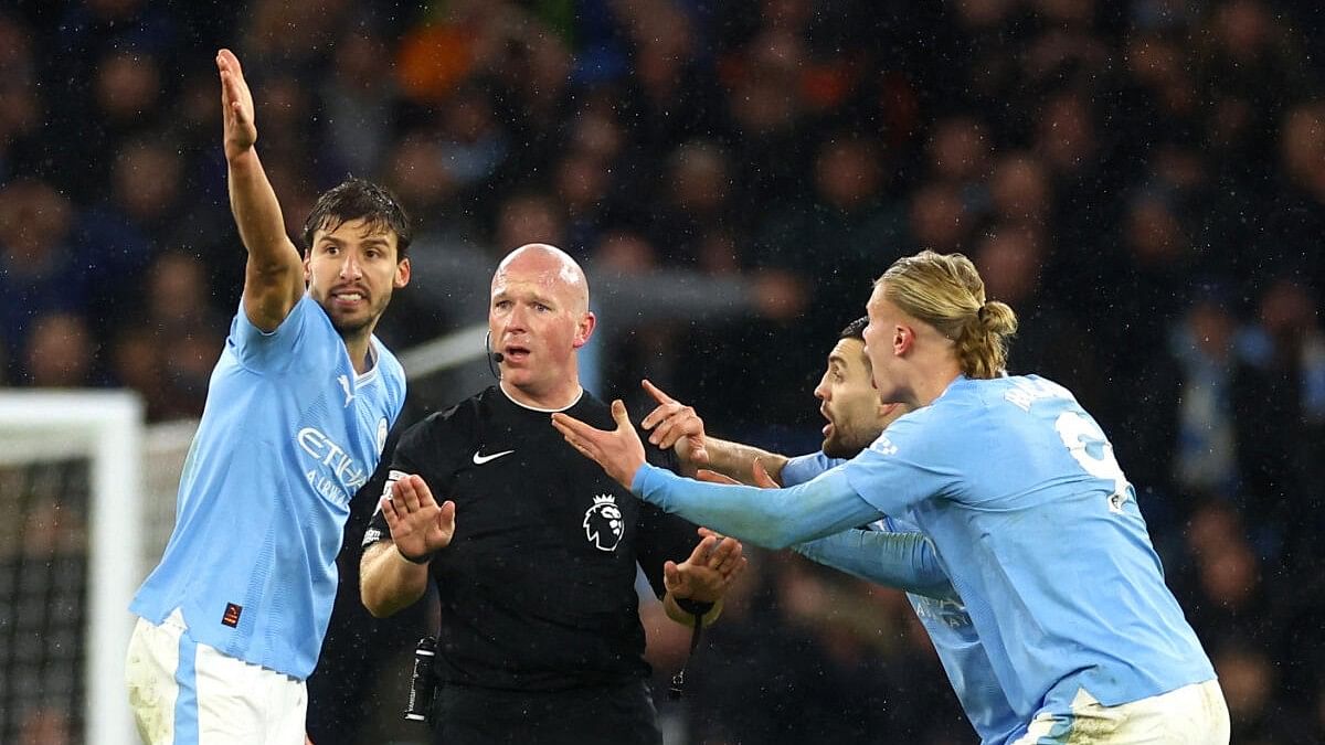 <div class="paragraphs"><p>Manchester City's Erling Braut Haaland with teammates remonstrate with referee Simon Hooper.</p></div>