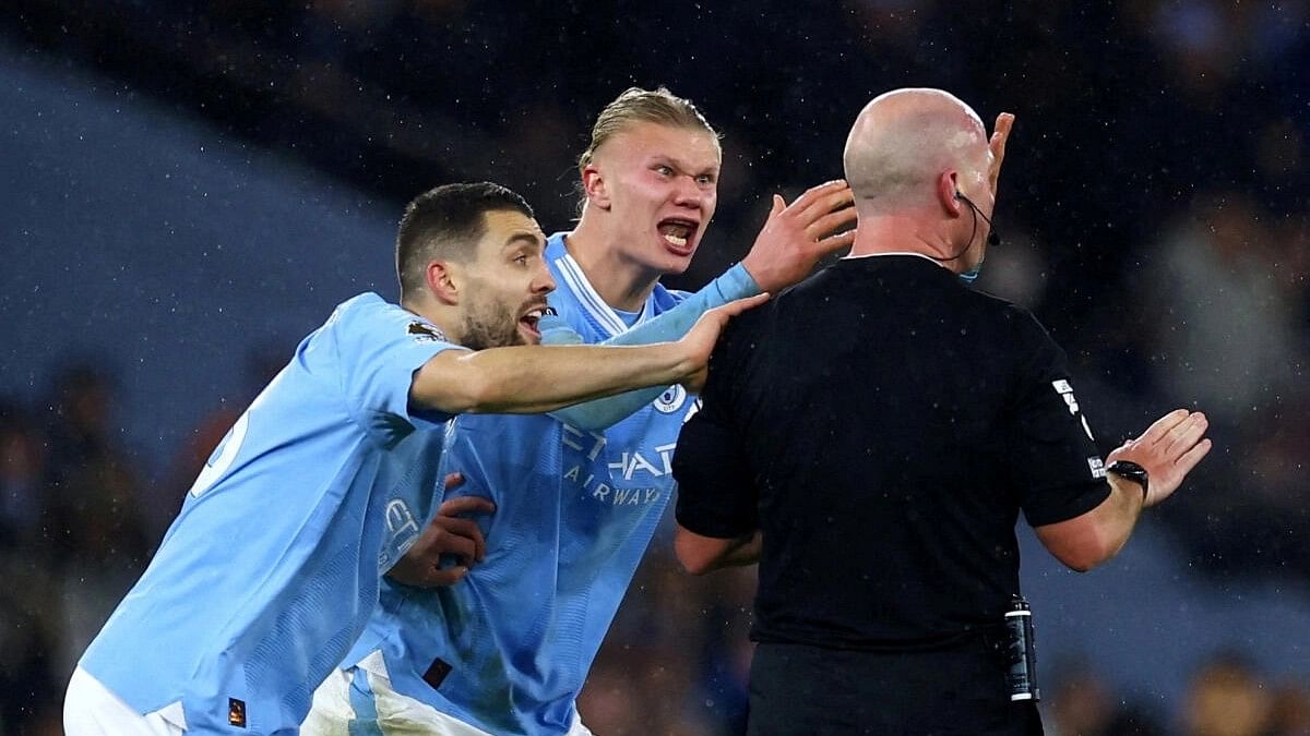 <div class="paragraphs"><p>Manchester City's Erling Haaland and Mateo Kovacic remonstrate with referee Simon Hooper.</p></div>
