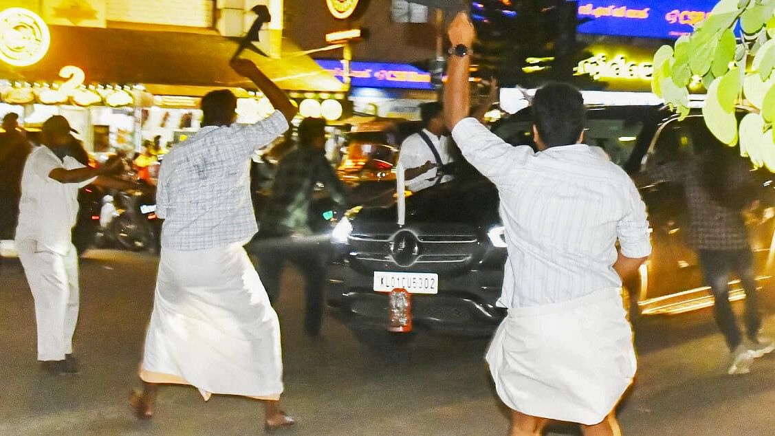 <div class="paragraphs"><p>SFI students show black flags to Kerala Governor Arif Mohammed Khan as he was on his way to the airport, in Thiruvanathapuram, Monday, Dec. 11, 2023.</p></div>