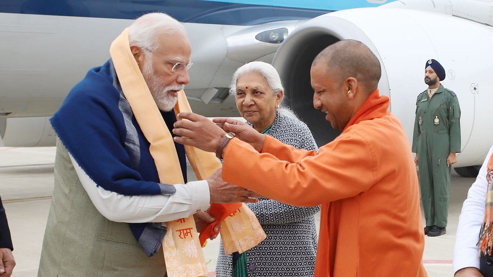 <div class="paragraphs"><p>Prime Minister Narendra Modi in Ayodhya welcomed by UP CM Adityanath Yogi</p></div>