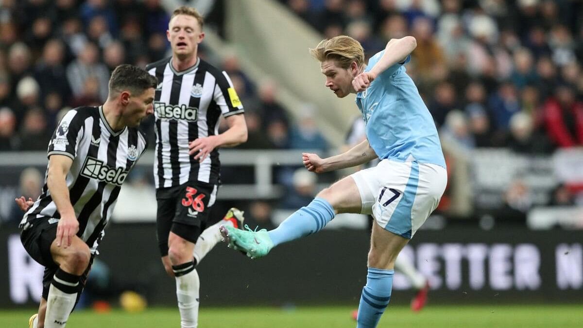 <div class="paragraphs"><p>Manchester City's Kevin De Bruyne scores their second goal</p></div>