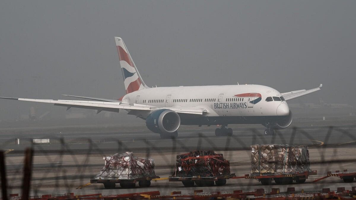 <div class="paragraphs"><p>Representative image of smog surrounding a passenger aircraft.</p></div>