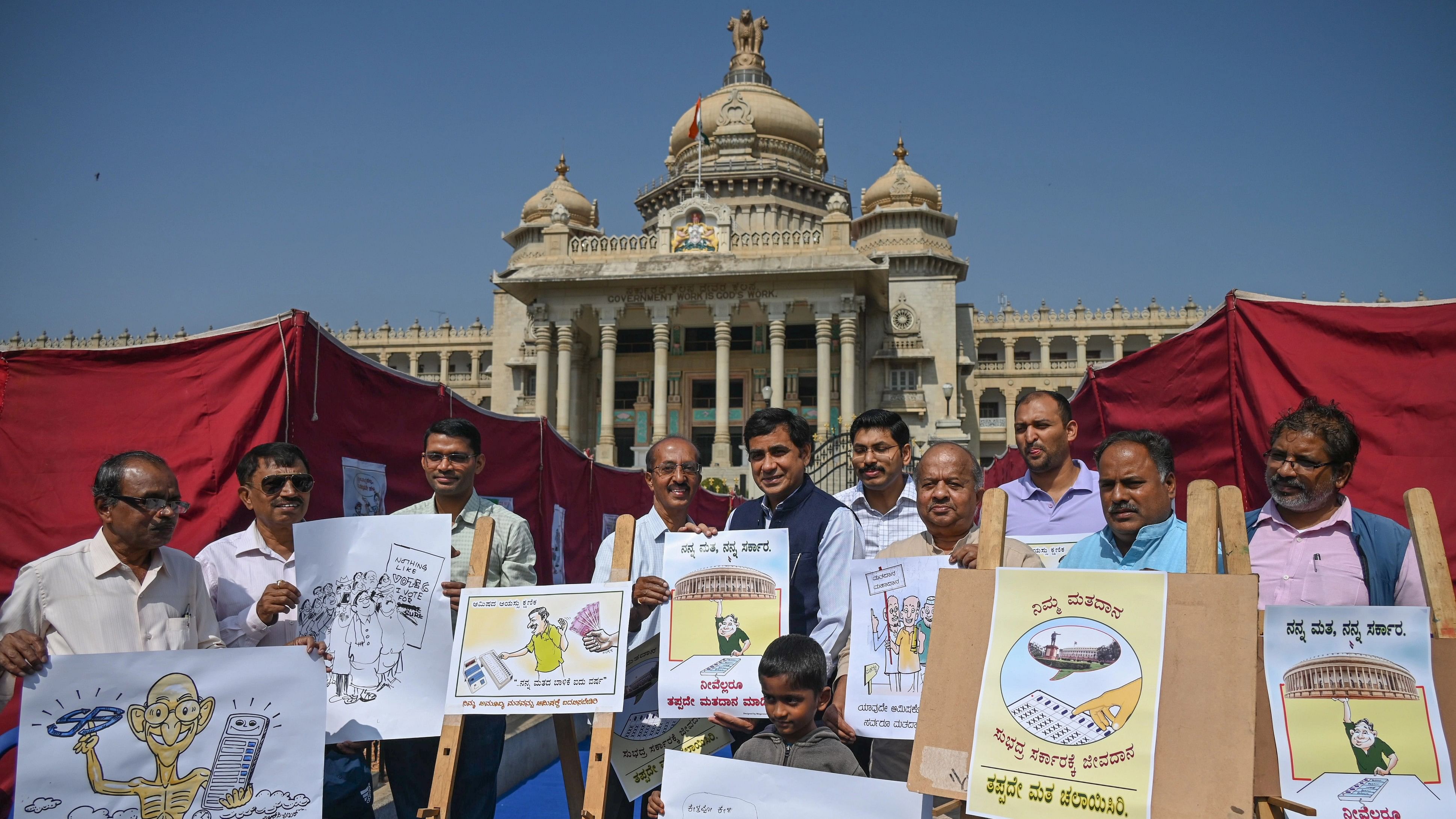 <div class="paragraphs"><p>Manoj Kumar Meena, Chief Election Commissioner of Karnataka, along with artists at the State-level Cartoonist Workshop and Exhibition held in front of the Vidhana Soudha on Sunday.&nbsp;</p></div>