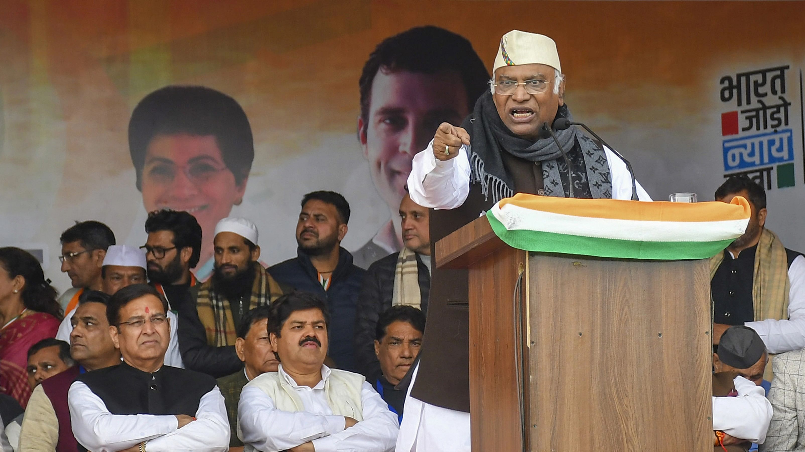 <div class="paragraphs"><p>Dehradun: Congress President Mallikarjun Kharge addresses the workers conference, in Dehradun</p></div>