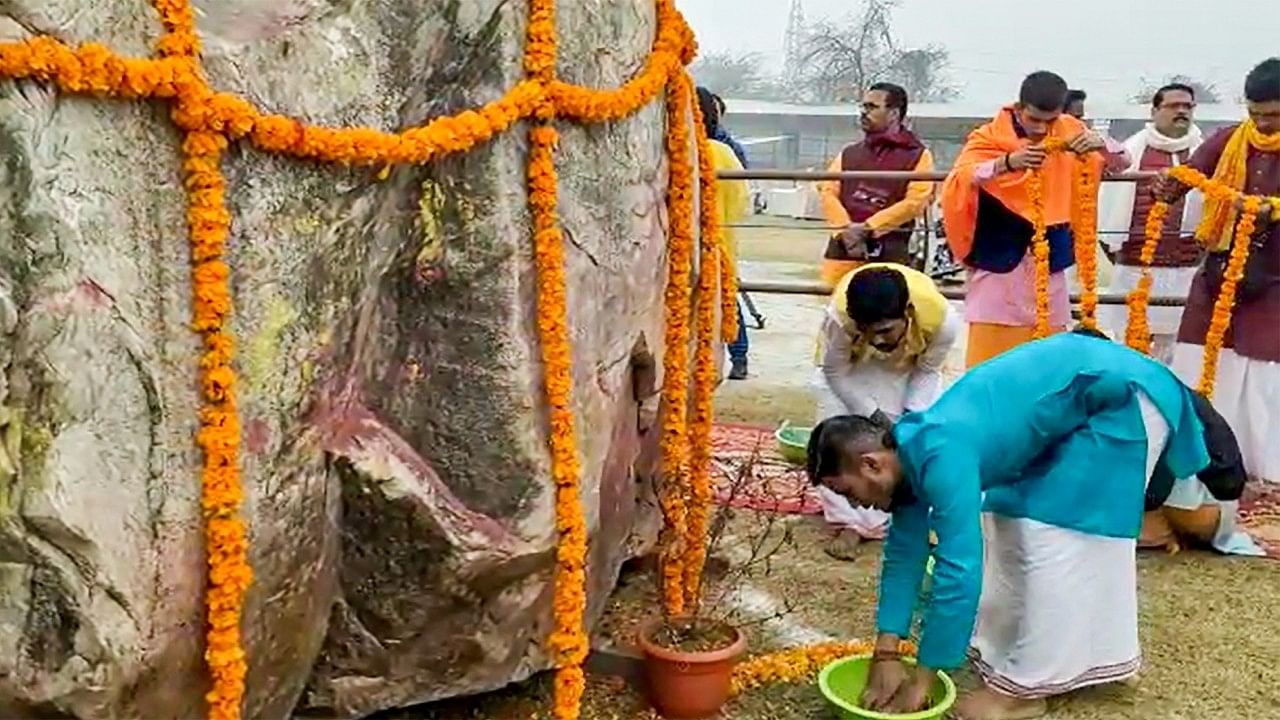 <div class="paragraphs"><p>People offer prayers near the holy stone Shaligram (a representation of Lord Vishnu in Hindu religion) after its arrival from Nepal. </p></div>