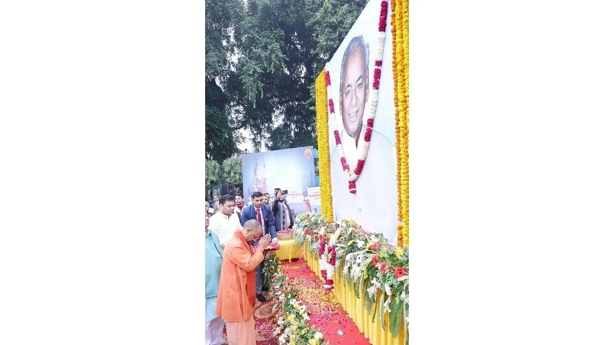 <div class="paragraphs"><p>Yogi Adityanath paying homage to former UP CM Kalyan Singh.</p></div>