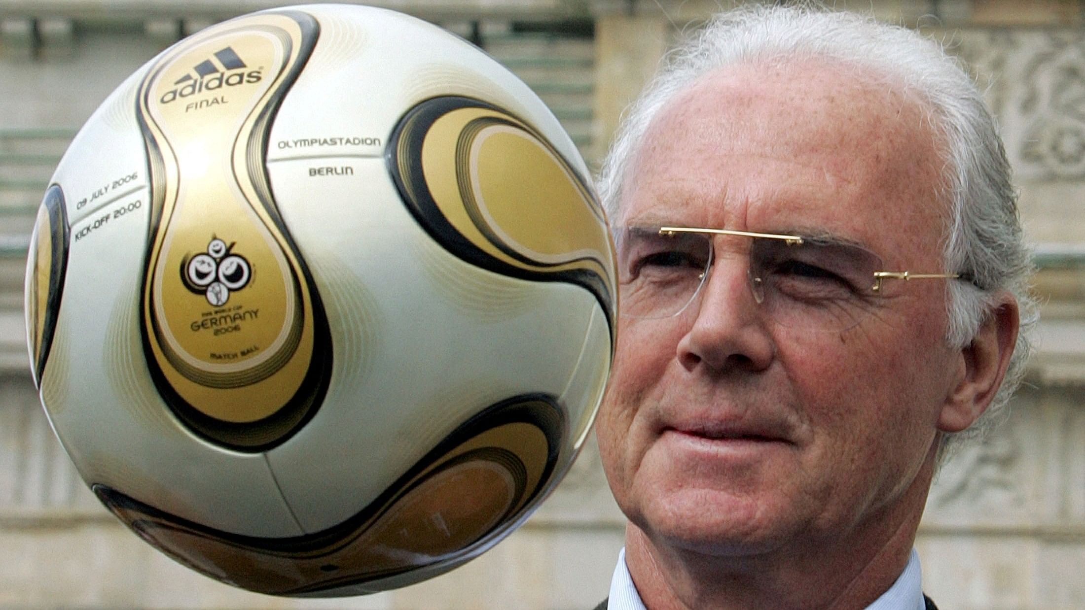 <div class="paragraphs"><p>Franz Beckenbauer, President of Germany's World Cup organising committee, plays with a golden soccer ball during a presentation next to the Brandenburg gate in Berlin, Germany April 18, 2006.</p></div>