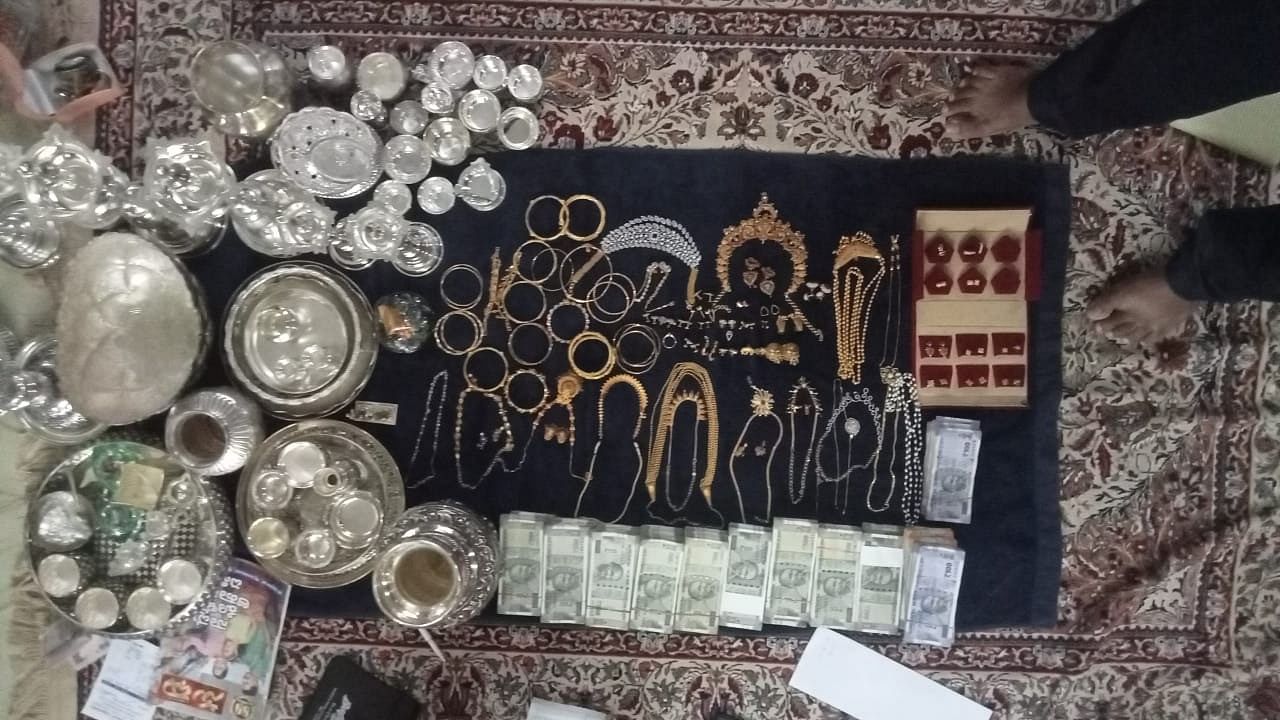 <div class="paragraphs"><p>The Lokayukta police seized items worth lakhs from the house of one of the suspects.</p></div>