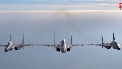 <div class="paragraphs"><p>IAF's Sukhoi Su-30MKI aircraft fly-past over Kartavya Path.</p></div>