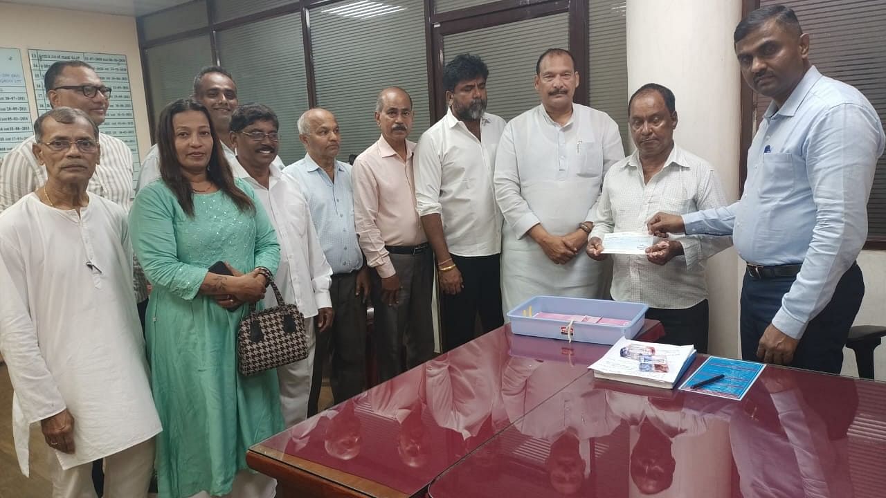 <div class="paragraphs"><p>Additional DC Santhosh Kumar hands over compensation of Rs 2 lakh from CM Relief Fund to Auto driver Purushotham K. </p></div>