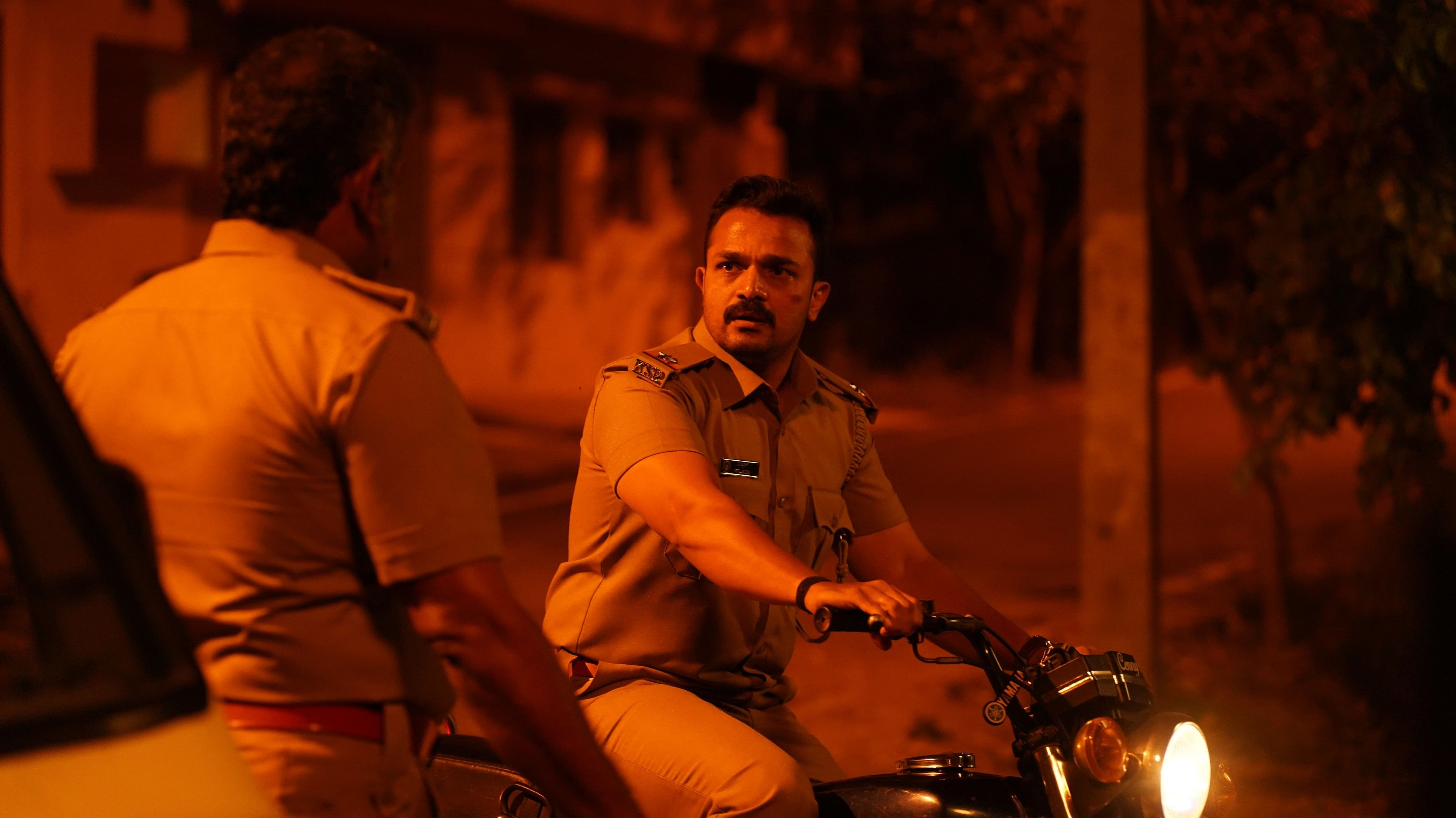 Vijay Raghavendra plays a cop in 'Case of Kondana'. 