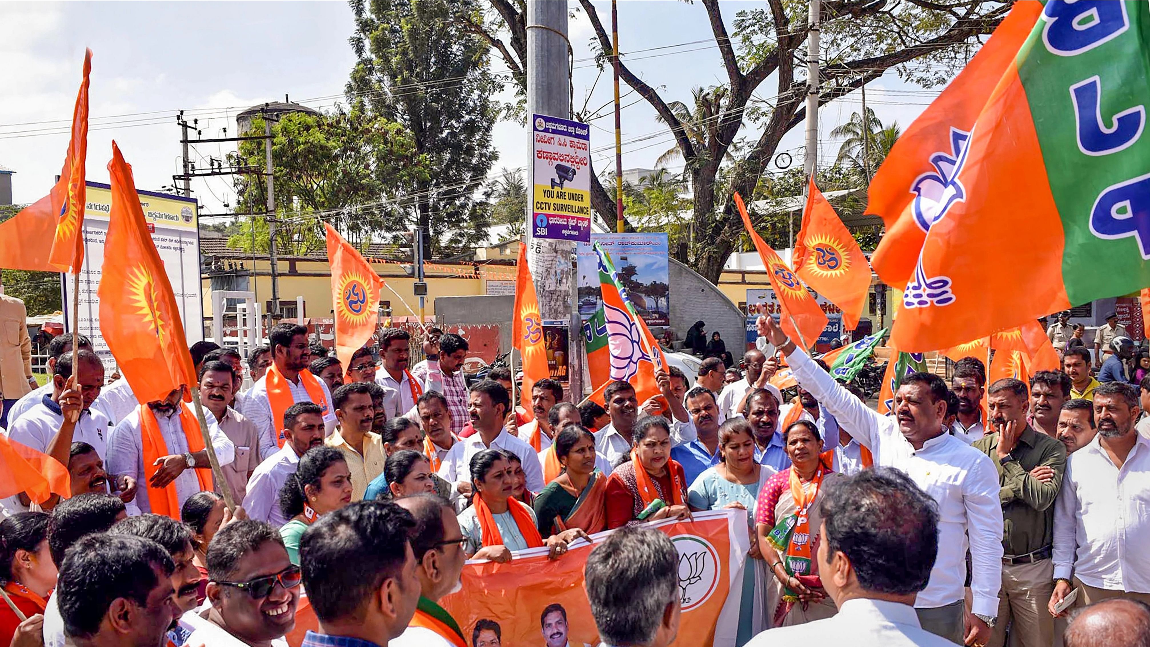 <div class="paragraphs"><p>BJP workers stage a protest after authorities removed a saffron flag bearing Lord Hanuman's image hoisted on a 108ft high flag post in Mandya district's Keragodu, in Chikkamagaluru, Monday, Jan. 29, 2024. </p></div>