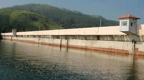 <div class="paragraphs"><p>Mullaperiyar dam's front and rear faces are constructed of uncoursed rubble masonry in lime mortar and the central core constructed with lime-surkhi concrete.</p></div>