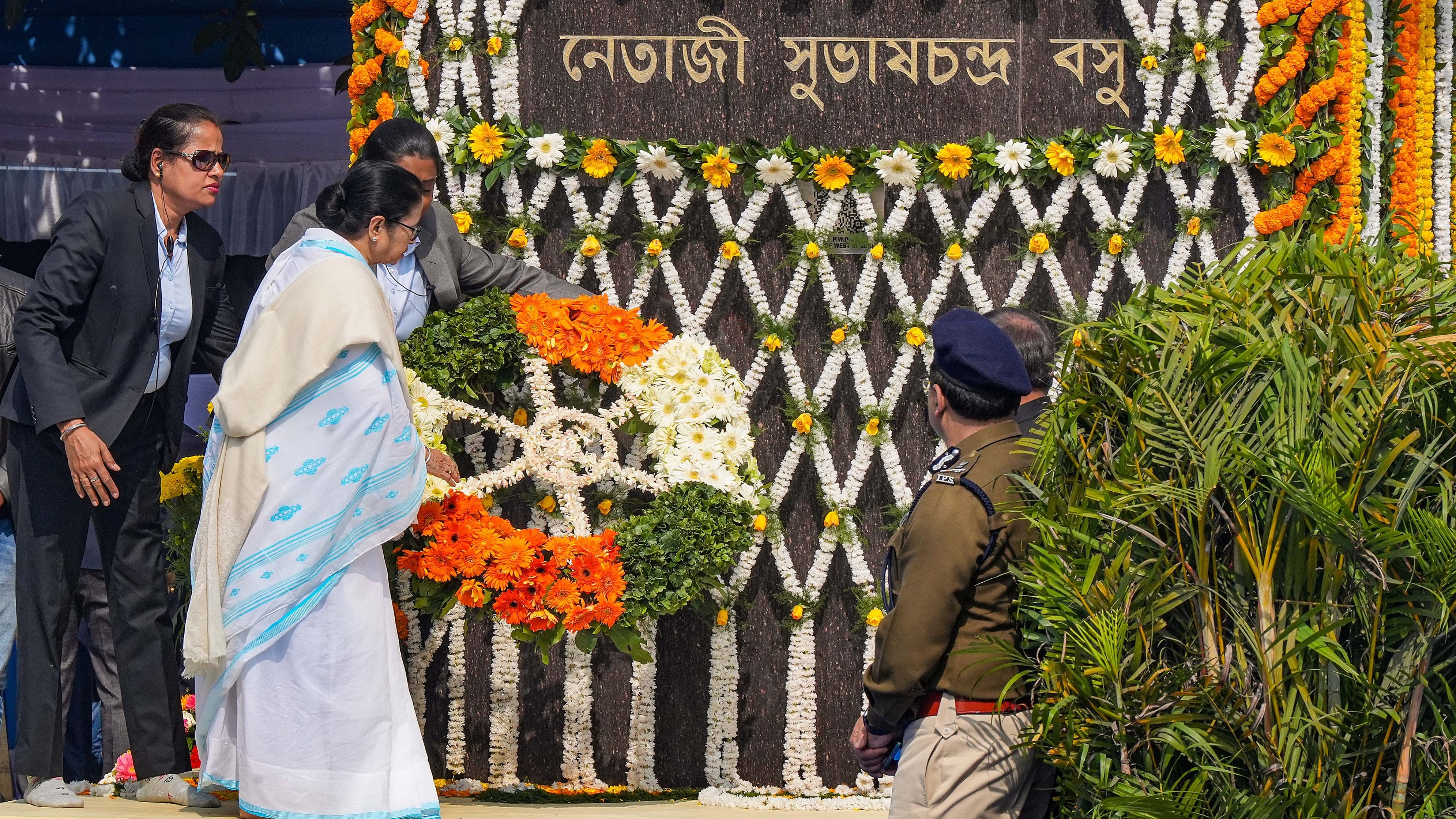 <div class="paragraphs"><p>Mamata Banerjee pays tribute to Netaji Subhas Chandra Bose on the occasion of his birth anniversary in Kolkata.</p></div>