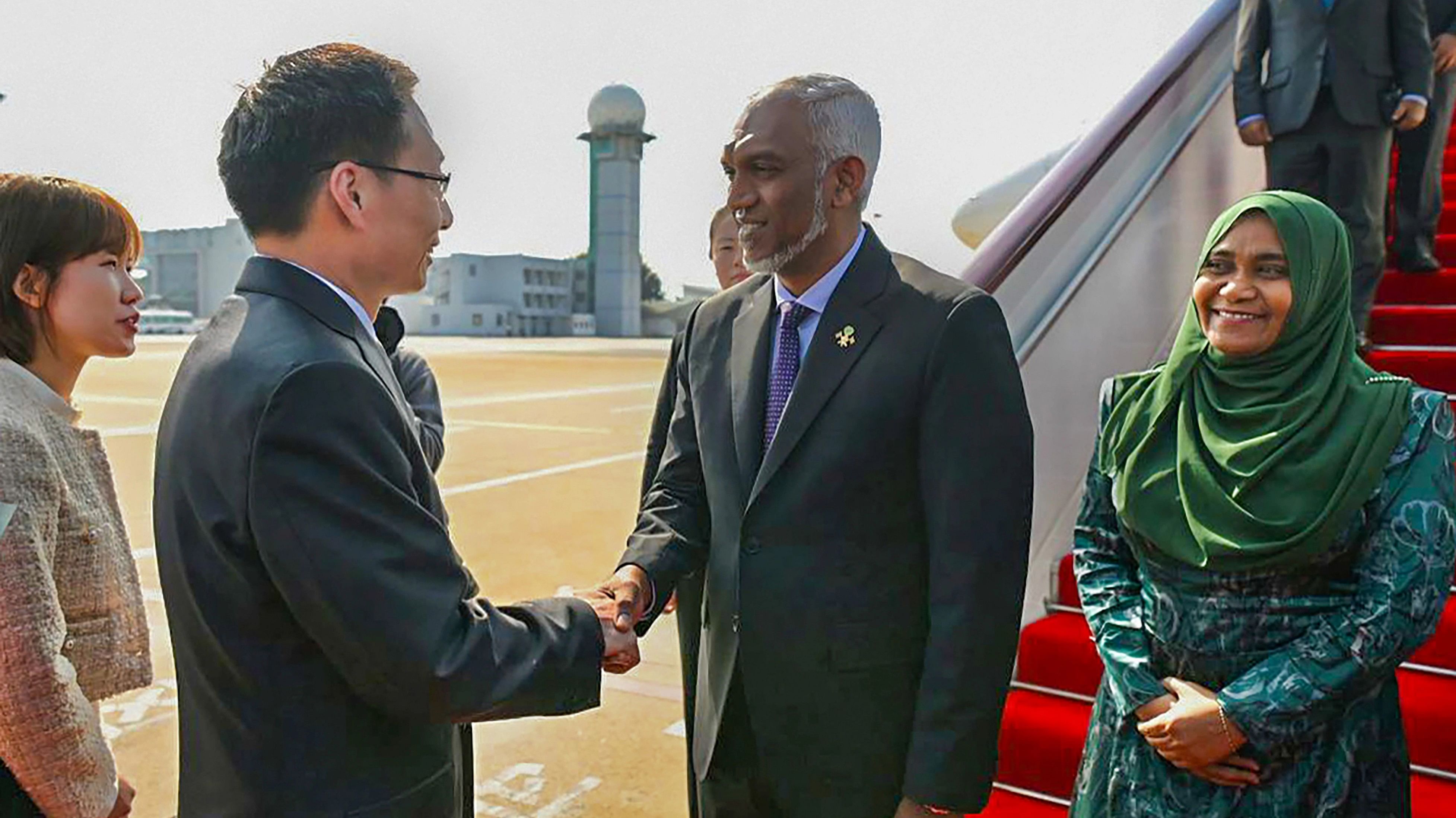 <div class="paragraphs"><p>Maldives President Mohamed Muizzu and First Lady Sajidha Mohamed being welcomed upon their arrival in People's Republic of China, on Monday, January 8, 2024.</p></div>