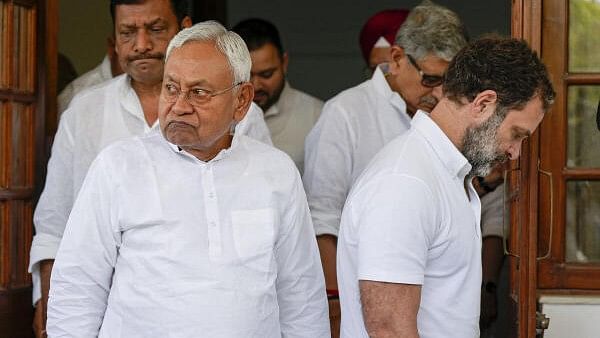 <div class="paragraphs"><p>Rahul Gandhi and Bihar Chief Minister Nitish Kumar at Congress President Mallikarjun Kharge's residence, in New Delhi just before Nitish's return to the BJP-led NDA fold.</p></div>