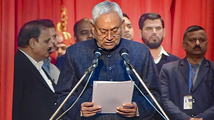 <div class="paragraphs"><p>Nitish Kumar takes oath as Bihar Chief Minister during the swearing-in ceremony of new state government, at Raj Bhavan in Patna</p></div>