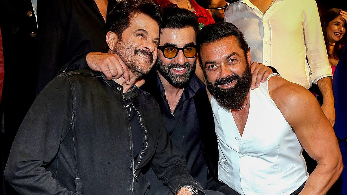 <div class="paragraphs"><p>Ranbir Kapoor (C) with Anil Kapoor (L) and Bobby Deol, his co-stars from <em>Animal.</em></p></div>
