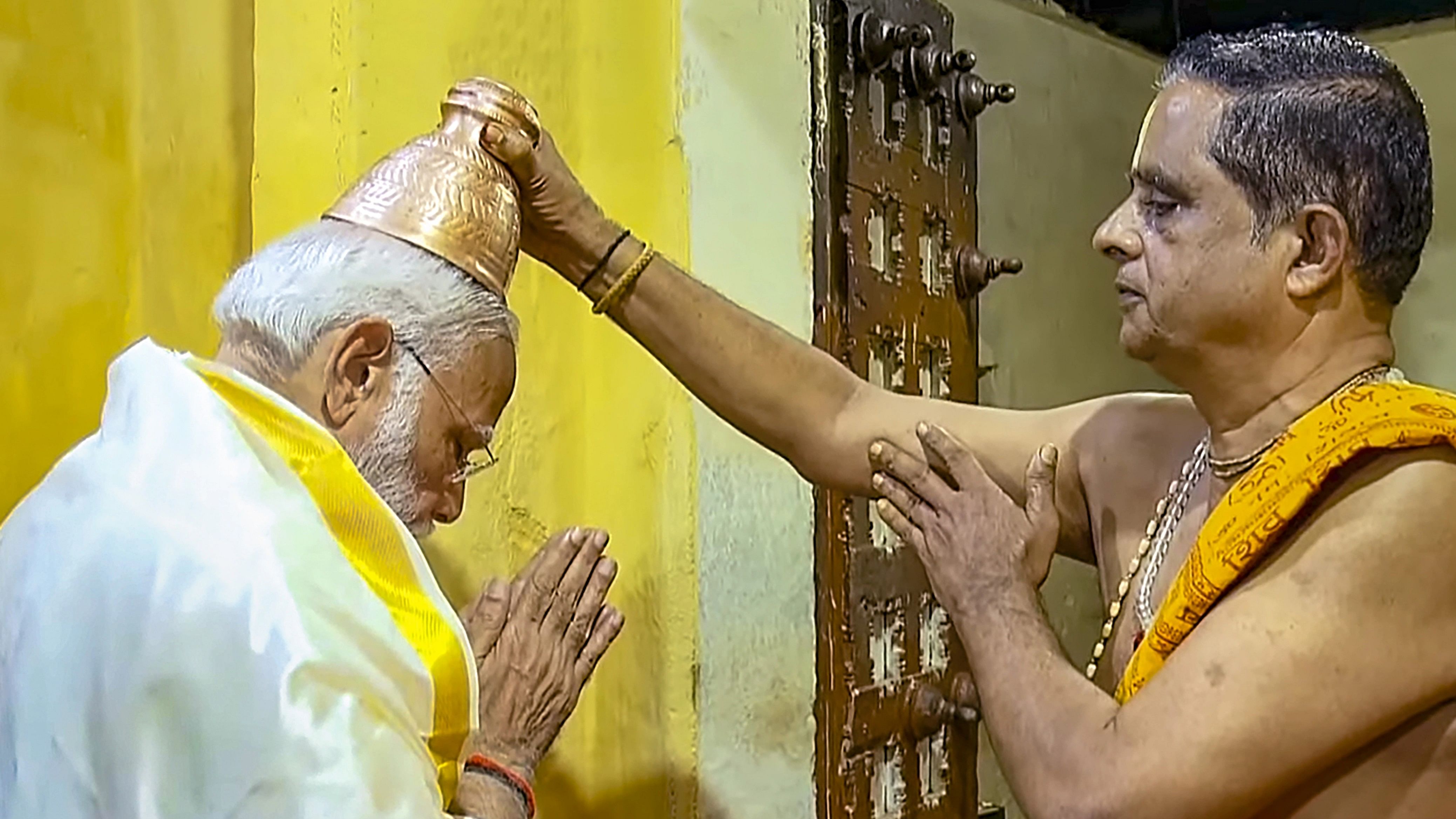 <div class="paragraphs"><p>Prime Minister Narendra Modi offers prayers at the Kothandaramaswamy Temple, in Rameswaram, Tamil Nadu</p></div>