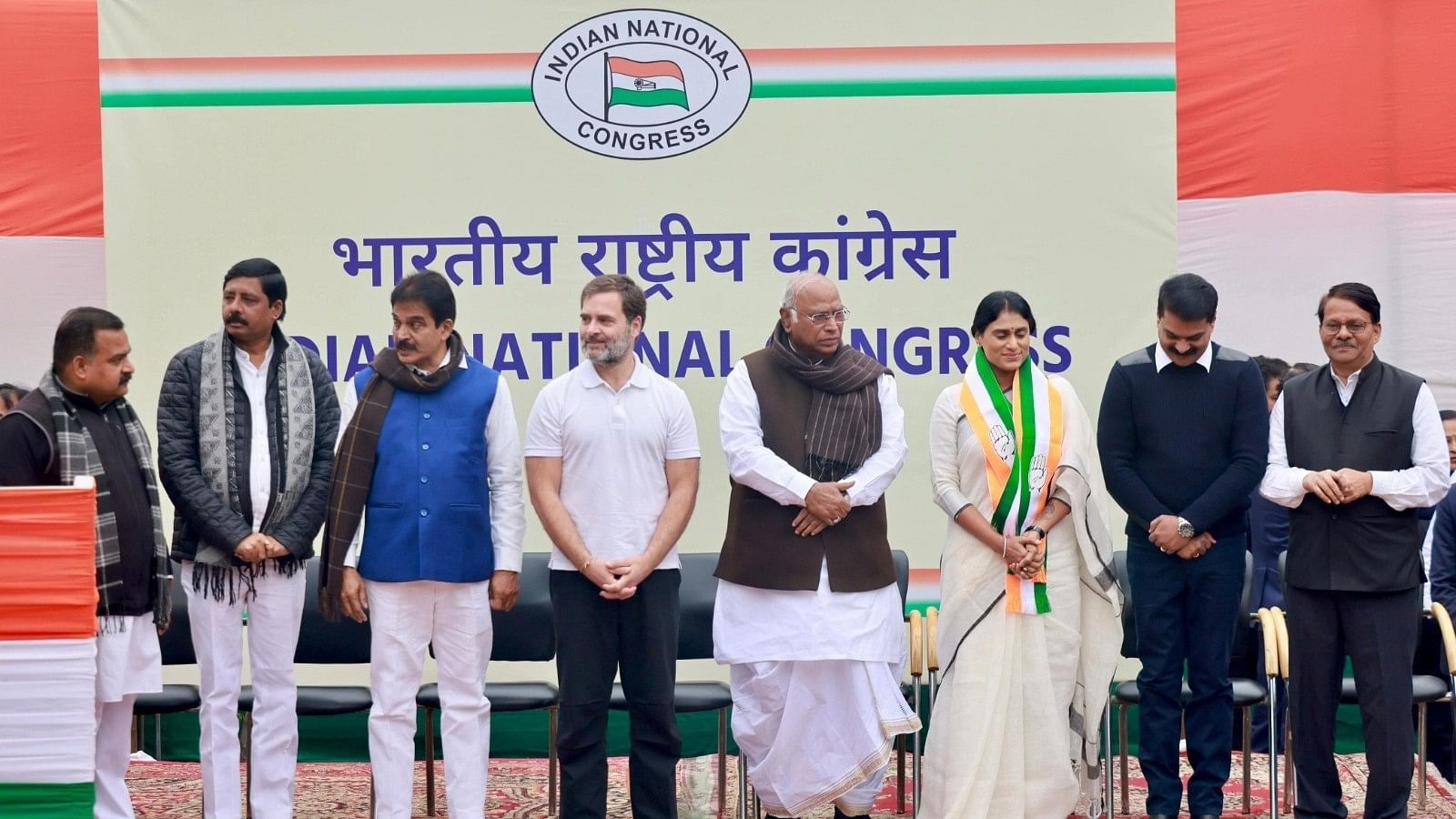 <div class="paragraphs"><p>YSRTP chief Y S Sharmila joins Indian National Congress in presence of Cong President Mallikarjun Kharge, Rahul Gandhi &amp; senior leaders from Andhra Pradesh.</p></div>