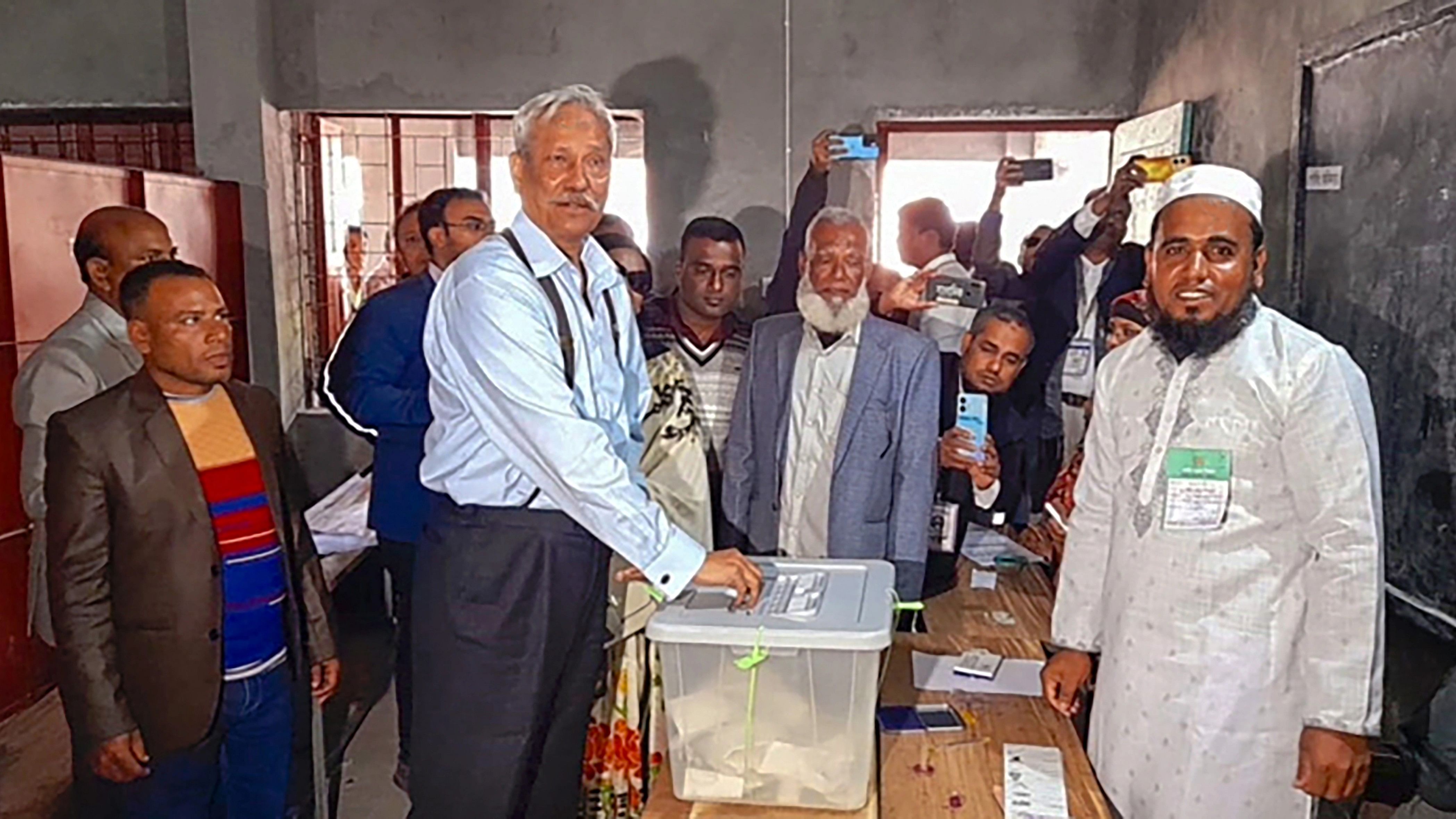 <div class="paragraphs"><p>Awami League candidate from Jhalokati-2 Shahjahan Omar casts his vote during Bangladesh's general elections, in Jhalokati district, Sunday, Jan. 7, 2024.</p></div>