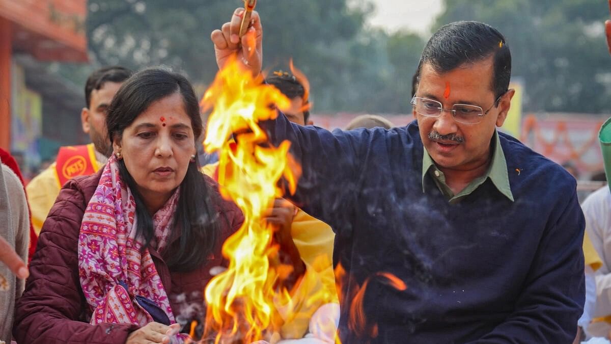 <div class="paragraphs"><p>Delhi Chief Minister Arvind Kejriwal with wife Sunita takes part in a 'havan' after  'Sundar Kand' recitation, at Rohini in New Delhi, Tuesday, Jan. 16, 2024.</p></div>