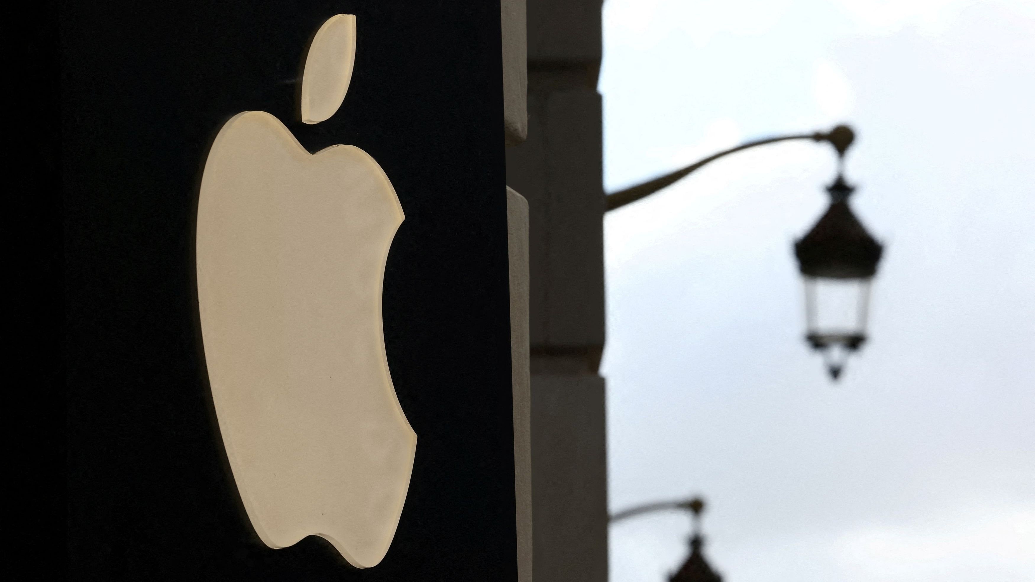 FILE PHOTO: An Apple logo is pictured outside an Apple store in Lille, France, September 13, 2023. REUTERS/Stephanie Lecocq/File Photo