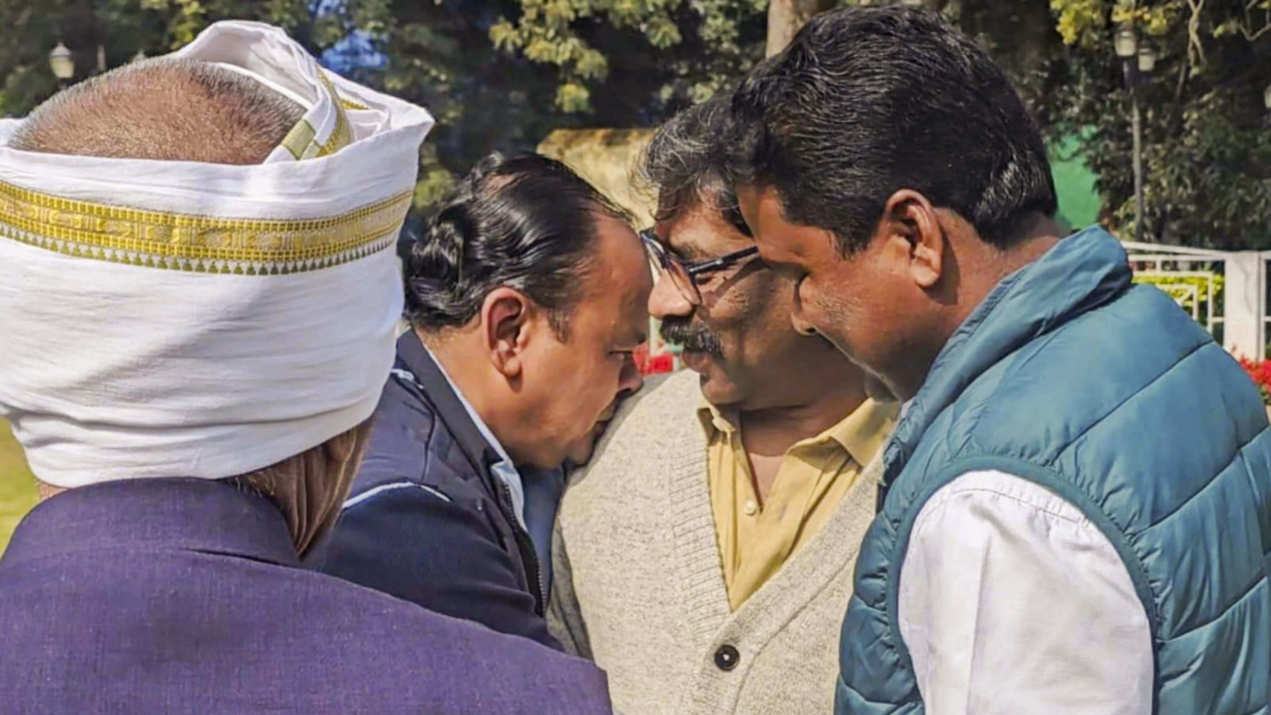 <div class="paragraphs"><p>Ranchi: Jharkhand Chief Minister Hemant Soren with Congress MLA Irfan Ansari, at his residence in Ranchi, Saturday, Jan. 20, 2024. Ranchi, Jan 20 (PTI) Amid tight security cover, Enforcement Directorate (ED) officials on Saturday reached Chief Minister Hemant Soren's residence to question him in a money laundering case linked to an alleged land scam.  </p></div>