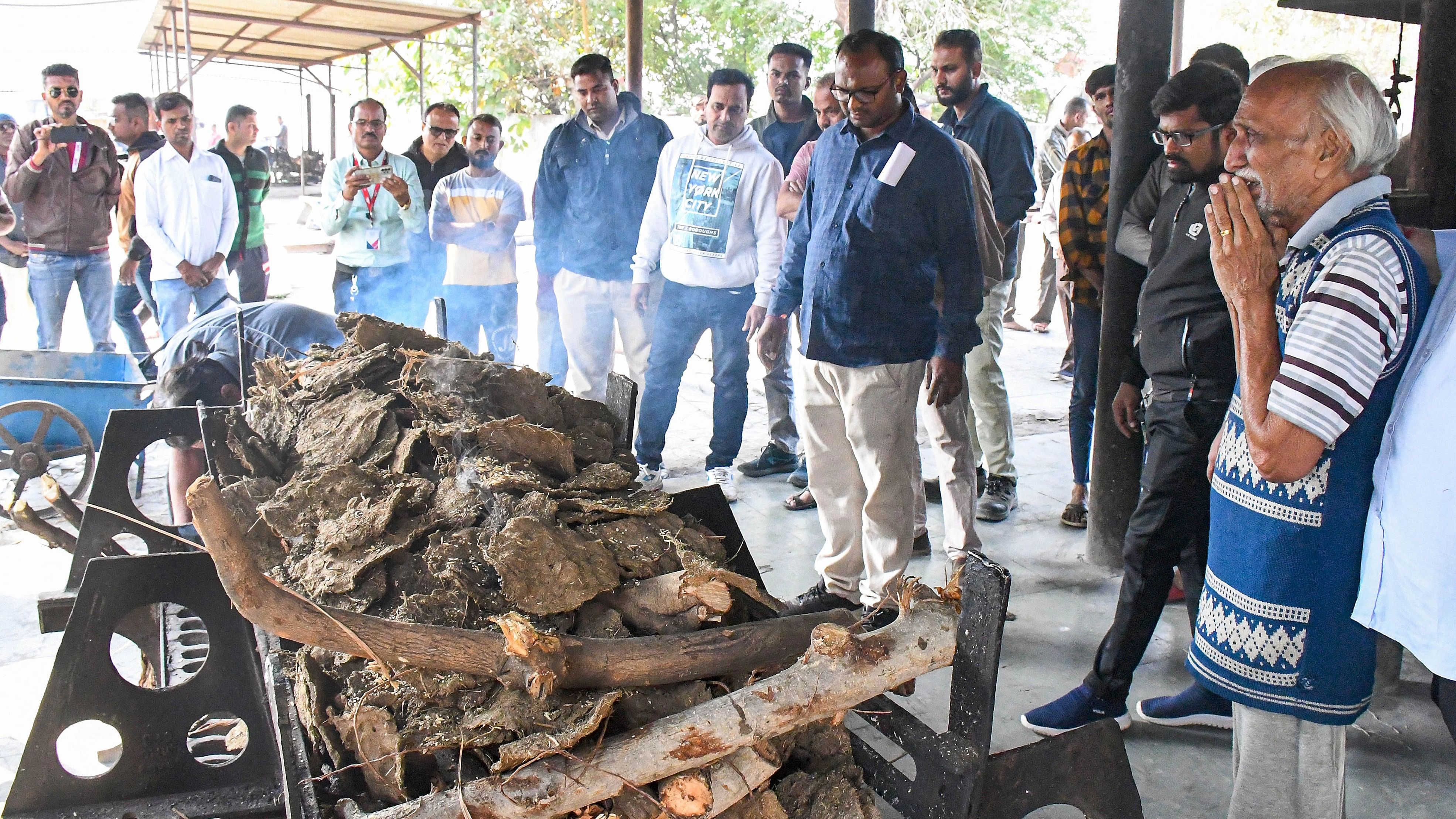 <div class="paragraphs"><p>Bereaved family members perform last rites of one the deceased persons who died after a boat capsized at Harni lake on Thursday, on the outskirts of Vadodara, Friday, Jan. 19, 2024. At least twelve students and two teachers died in the tragedy while 18 students and two teachers were rescued.</p></div>