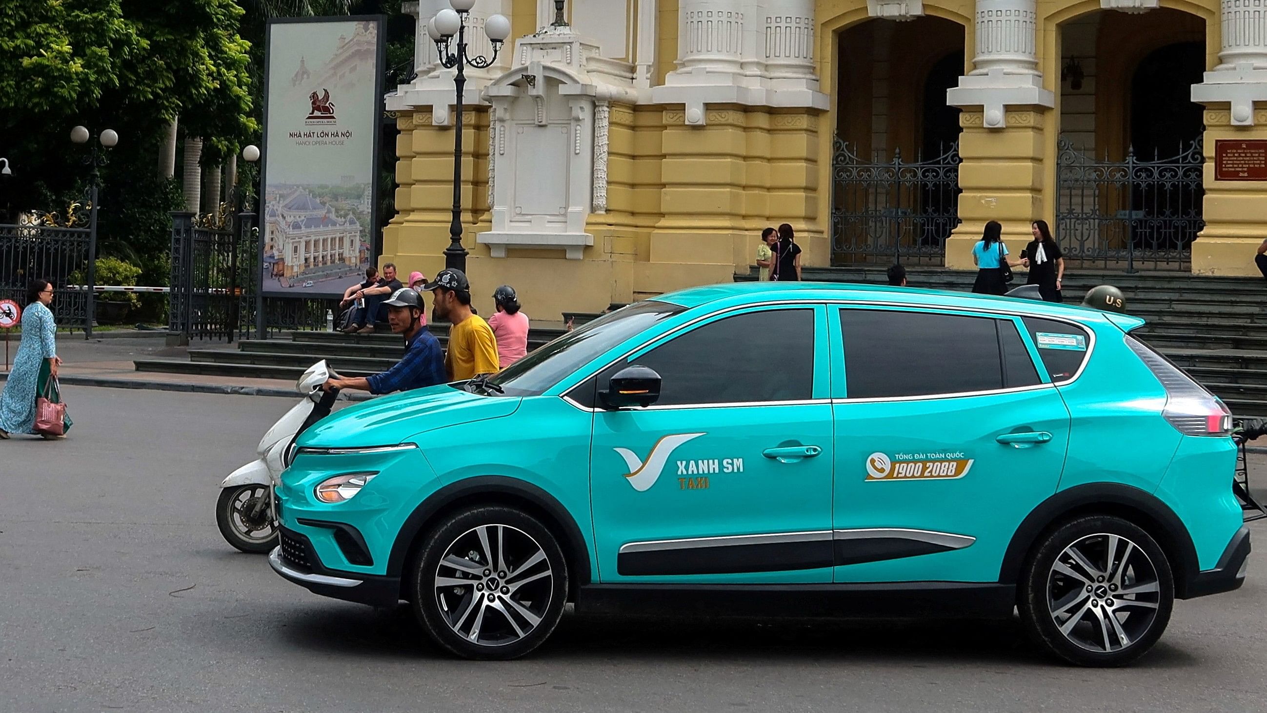 <div class="paragraphs"><p>A VinFast electric taxi</p></div>