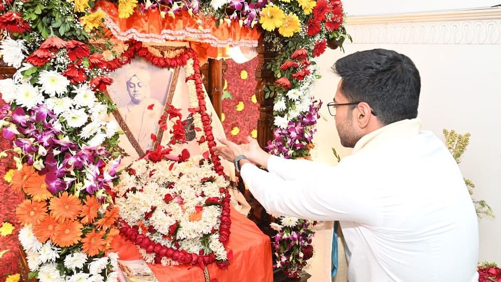 <div class="paragraphs"><p>TMC general secretary Abhishek Banerjee plays floral tributes at Swami Vivekananda's ancestral house.&nbsp;</p></div>