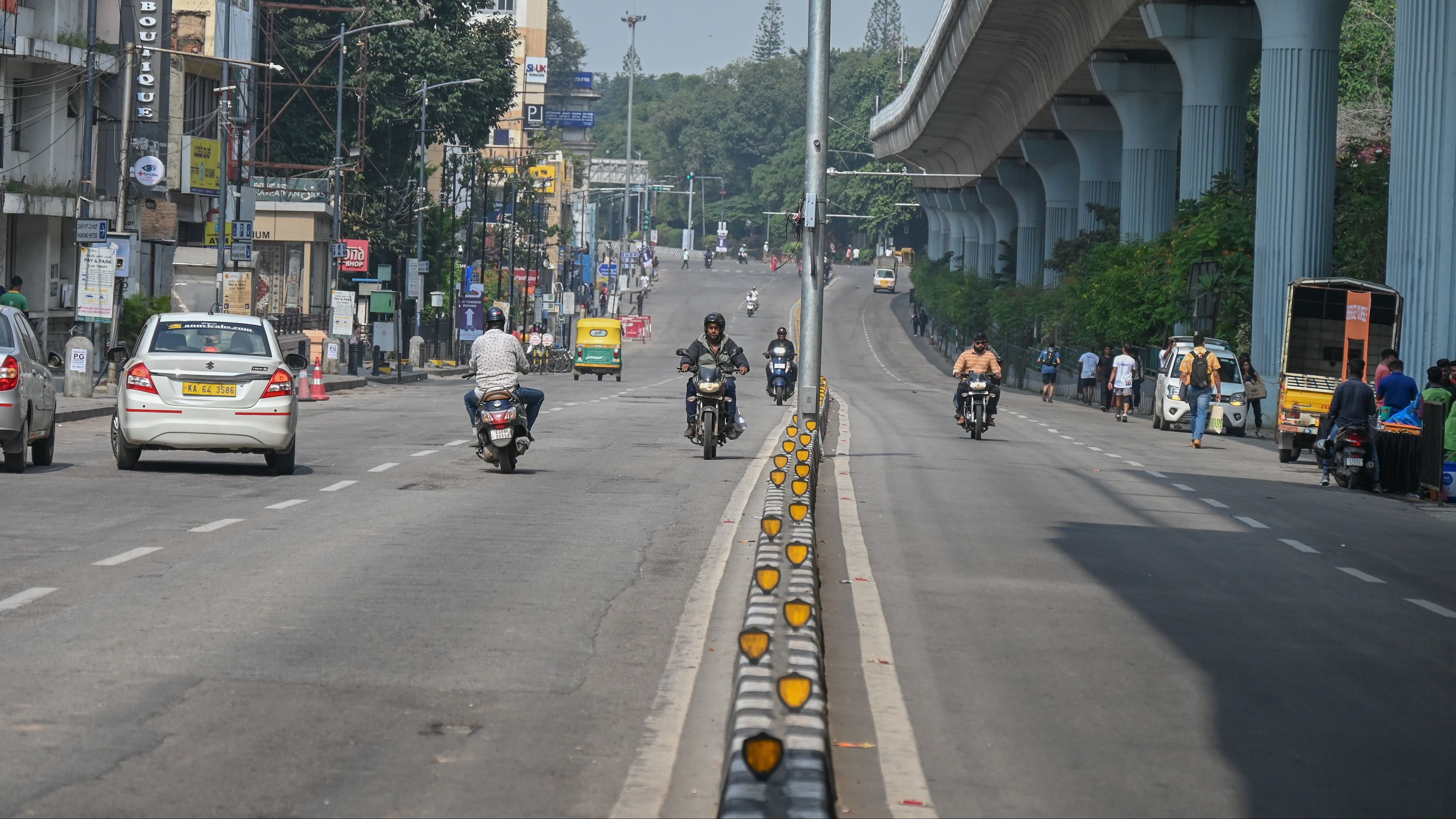 <div class="paragraphs"><p>Vehicles move two way in M G Road.</p></div>