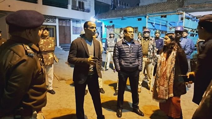 <div class="paragraphs"><p>Commissioner  Sanjay Goyal and Inspector General of Police Mr. Santosh Kumar Singh  visiting the area of ​​disturbance. </p></div>