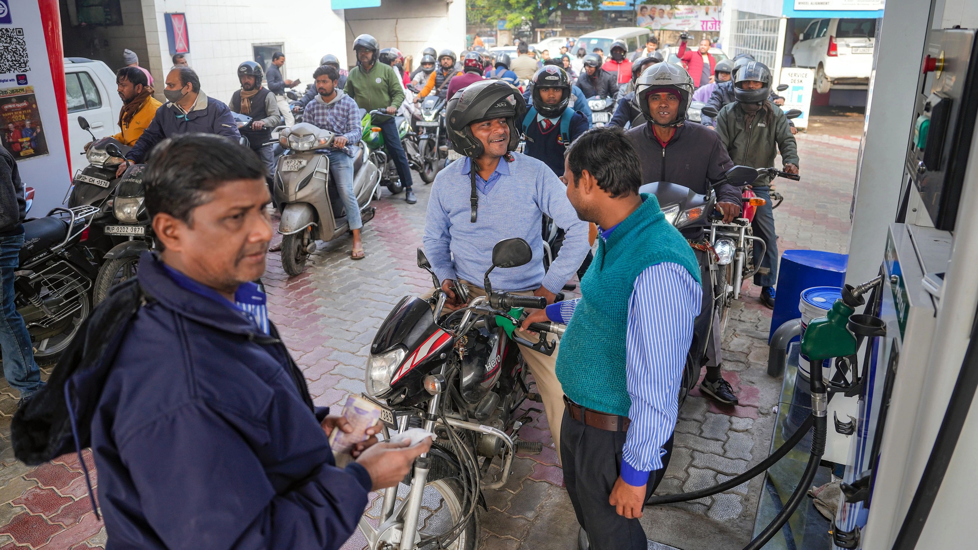 <div class="paragraphs"><p> People throng a petrol pump in Lucknow amid the ongoing truck drivers' protest </p></div>