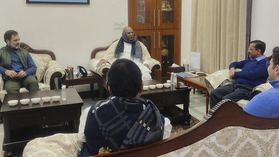 <div class="paragraphs"><p>Congress President Mallikarjun Kharge and Delhi CM Arvind Kejriwal during a meeting, in New Delhi on Saturday. Rahul Gandhi, KC Venugopal and AAP leader Raghav Chadha are also seen.</p></div>