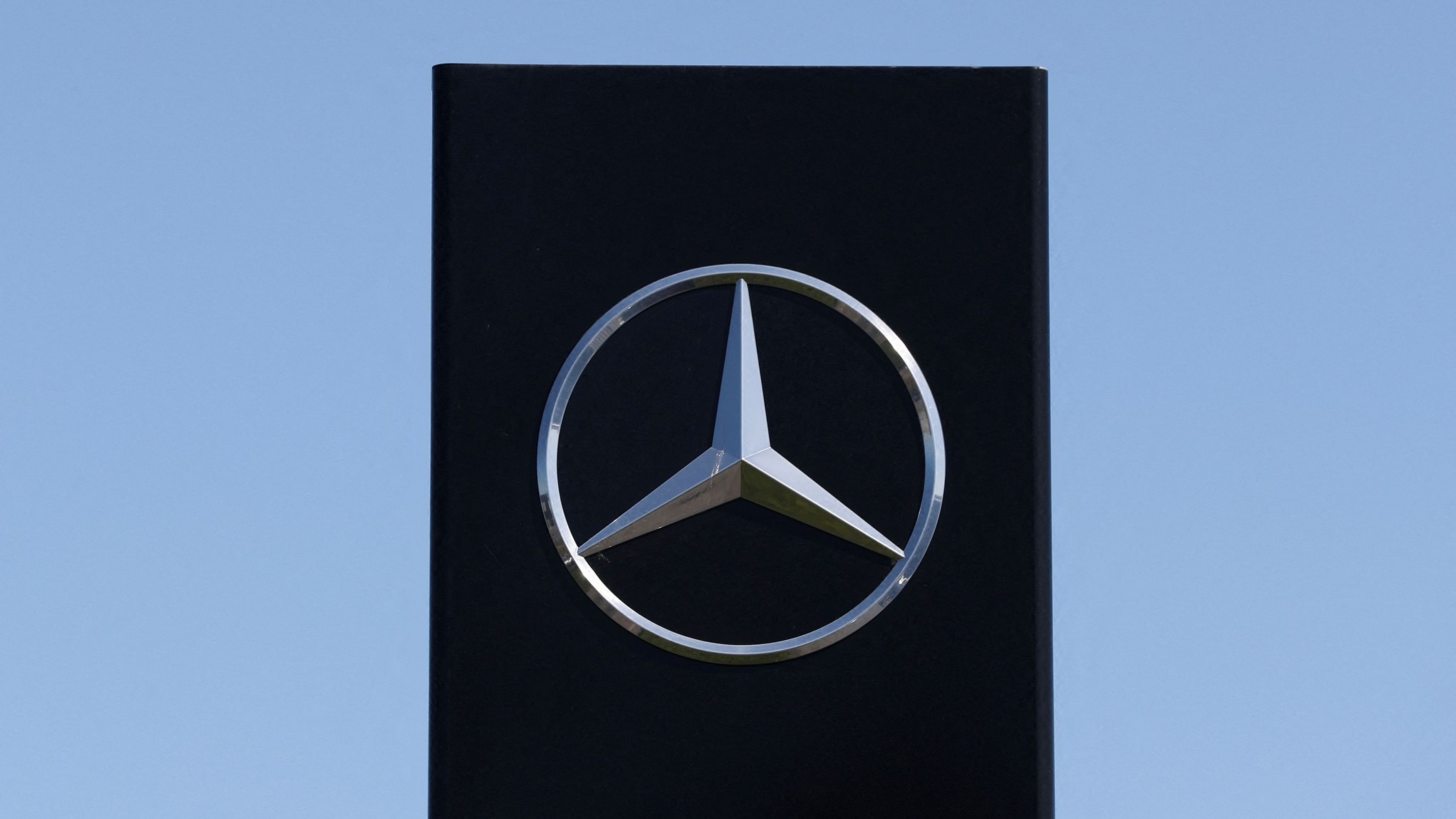 <div class="paragraphs"><p>Logo of Mercedes Benz.</p></div>