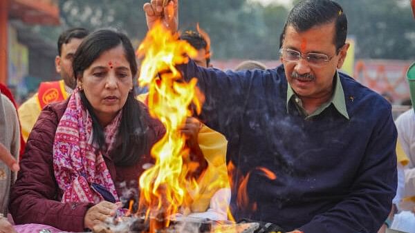 <div class="paragraphs"><p>Delhi Chief Minister Arvind Kejriwal with wife Sunita takes part in a 'havan' after ' 'Sundar Kand' recitation, at Rohini in New Delhi, Tuesday, Jan. 16, 2024.</p></div>