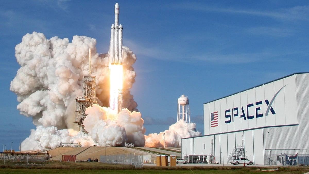 <div class="paragraphs"><p>A SpaceX Falcon Heavy rocket lifts off from historic launch pad 39-A at the Kennedy Space Center in Cape Canaveral, Florida, US</p></div>
