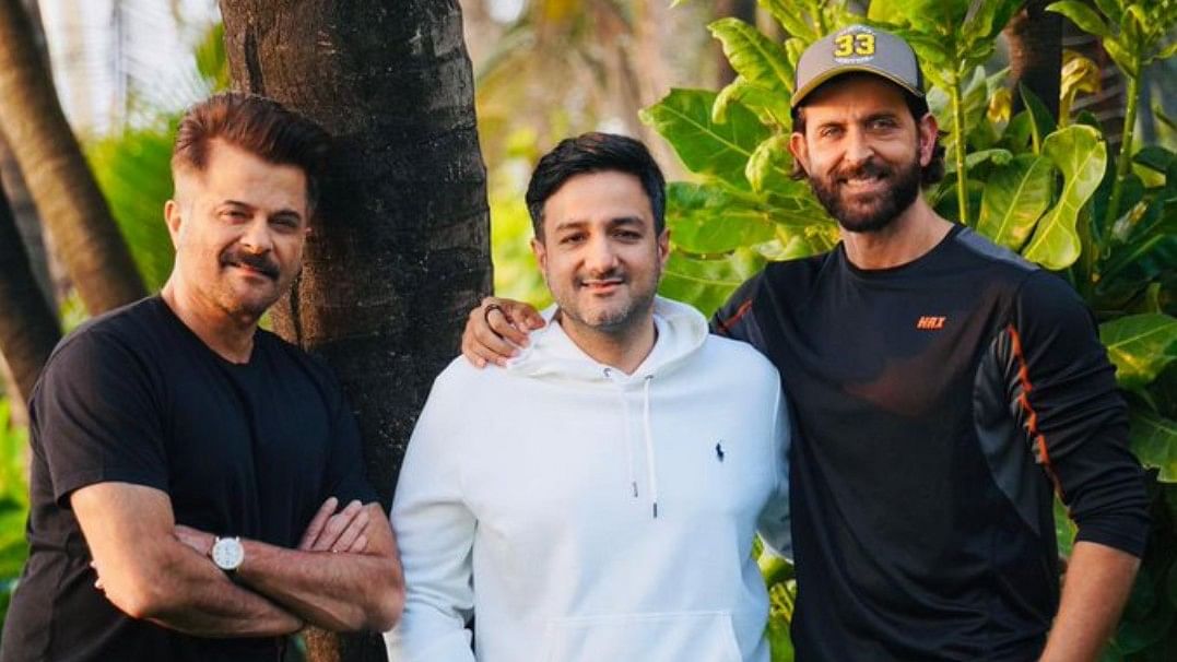 <div class="paragraphs"><p>Anil Kapoor, Siddharth Anand and Hrithik Roshan on the sets of 'Fighter'. </p></div>